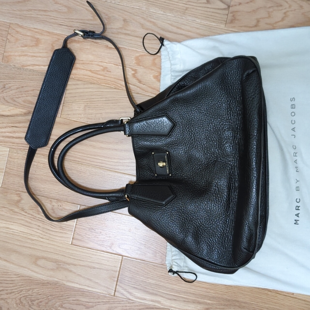 Marc by Marc Jacobs black leather purse gold hardware EUC